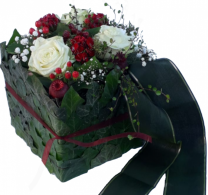 Modernes Trauergesteck mit weißen Rosen*