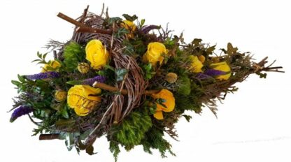 Trauerblumen in gelben Rosen und lila Blumen - Besonderes Grabgesteck*