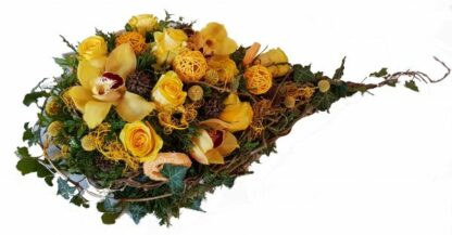 Trauergesteck mit frischen Blumen in Gelb, mit Orchideen und Rosen*