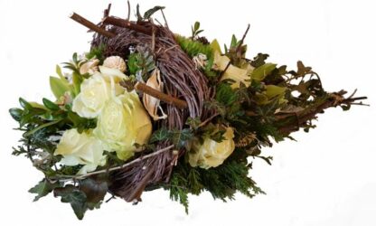 besonderer Grabschmuck mit weißen frischen Rosen*