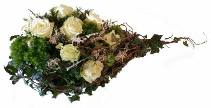 modernes Grabgesteck mit weißen Rosen*